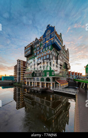 ZAANDAM, 20 janvier 2019 - Coucher de soleil sur le bâtiment de l'hôtel Inntel faite de tous les type de style architectural hollandais haut de chaque d'autres décisions de l'ONU ce bâtiment Banque D'Images