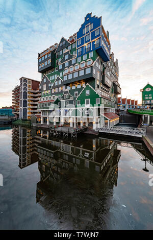 ZAANDAM, 20 janvier 2019 - Coucher de soleil sur la construction faite de tous les type de style architectural hollandais effectué sur chaque autres décisions ce bâtiment unique dans c Banque D'Images