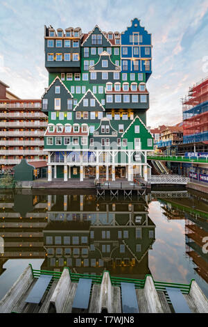 ZAANDAM, 20 janvier 2019 - Coucher de soleil sur la construction faite de tous les type de style architectural hollandais effectué sur chaque autres décisions ce bâtiment unique dans c Banque D'Images