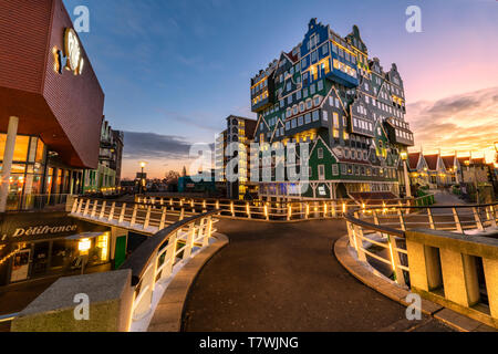 ZAANDAM, 20 janvier 2019 - Coucher de soleil sur le bâtiment de l'hôtel Inntel faite de tous les type de style architectural hollandais haut de chaque d'autres décisions de l'ONU ce bâtiment Banque D'Images