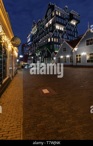 ZAANDAM, 20 janvier 2019 - Coucher de soleil sur le bâtiment de l'hôtel Inntel faite de tous les type de style architectural hollandais haut de chaque d'autres décisions de l'ONU ce bâtiment Banque D'Images