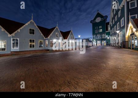 ZAANDAM, 20 janvier 2019 - Coucher de soleil sur le bâtiment de l'hôtel Inntel faite de tous les type de style architectural hollandais haut de chaque d'autres décisions de l'ONU ce bâtiment Banque D'Images