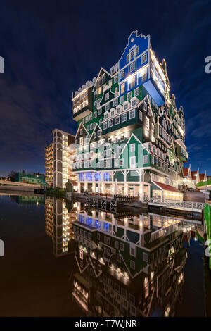 ZAANDAM, 20 janvier 2019 - Coucher de soleil sur le bâtiment de l'hôtel Inntel faite de tous les type de style architectural hollandais haut de chaque d'autres décisions de l'ONU ce bâtiment Banque D'Images