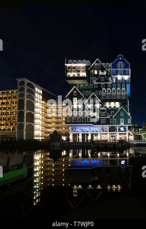 ZAANDAM, 20 janvier 2019 - Coucher de soleil sur le bâtiment de l'hôtel Inntel faite de tous les type de style architectural hollandais haut de chaque d'autres décisions de l'ONU ce bâtiment Banque D'Images