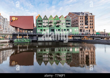 ZAANDAM, 20 janvier 2019 - Coucher de soleil sur le bâtiment de l'hôtel Inntel faite de tous les type de style architectural hollandais haut de chaque d'autres décisions de l'ONU ce bâtiment Banque D'Images