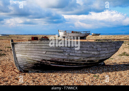 Un vieux bateau de pêche en bois assis sur une plage de galets, dans l'arrière du terrain sur la plage sont les deux plus vieux bateaux de pêche en bois, l'pebbel beach est plat Banque D'Images