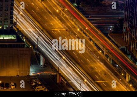 Photo aérienne de l'autoroute de la ville urbaine la nuit Banque D'Images