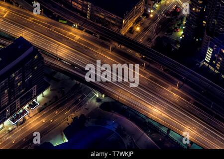 Photo aérienne de l'autoroute de la ville urbaine la nuit Banque D'Images