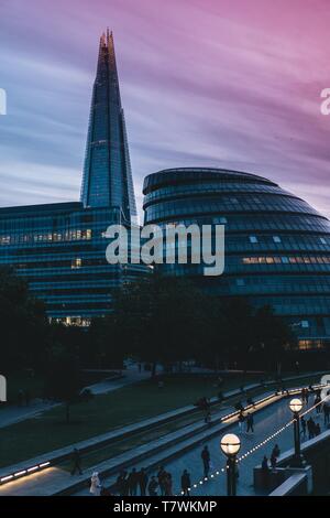 Une architecture moderne avec un ciel magnifique Banque D'Images