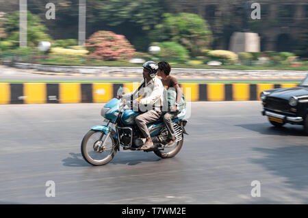 Deux hommes à cheval un héros moto Honda sur une voie publique de la ville de Mumbai Banque D'Images