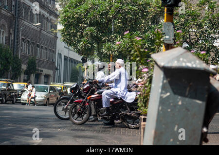 Moto et les cyclomotoristes attendre à une intersection feu à Mumbai, Inde Banque D'Images