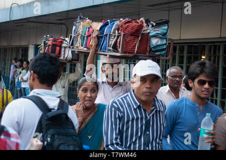 Wallahs Tiffin lunch box ou préparer leurs sacs hommes près de la gare la Gare Chhatrapati Shivaji de Mumbai, Inde Banque D'Images