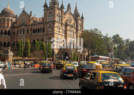 Des taxis et de trafic à l'extérieur de la gare la Gare Chhatrapati Shivaji de Mumbai, Inde Banque D'Images