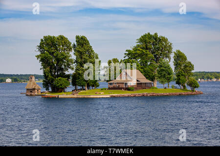 Canada, Province de l'Ontario, Gananoque, archipel des Mille-Îles, la navigation de croisière à la frontière avec les États-Unis, maison sur une île privée Banque D'Images