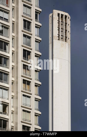 France, Paris, cheminée de la chaufferie du Beaugrenelle CPCU (compagnie parisienne de chauffage urbain) où un couple de Faucons pèlerins niche depuis 2011 Banque D'Images