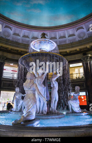 Fontaine Plaza dans le centre commercial Venus Fort, ses immenses plaza couverte en proie avec un cercle de colonnes en pierre, et l'accent sur une fontaine géante bor Banque D'Images