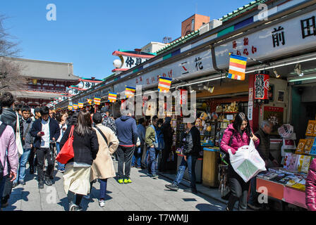 Beaucoup de gens dans le centre commercial de magasins à l'extérieur de Sensō-ji. Tokyo, Japon. Banque D'Images