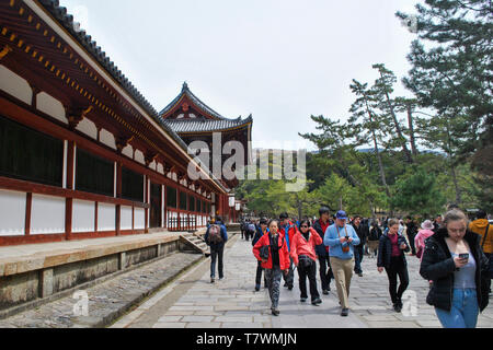 Les gens qui marchent à côté de gate à Tōdai-ji. La Préfecture de Nara, Japon. Banque D'Images