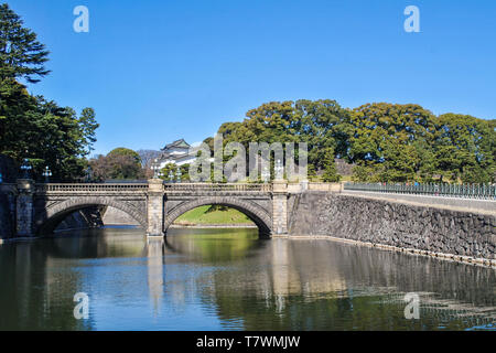 Seimon Ishibashi pont qui mène à la porte principale du Palais Impérial. Derrière, Résidence Impériale (Kokyo). Chidoya, Tokyo, Japon. Banque D'Images