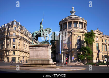 France, Paris, place d'Iena, musée Guimet et la statue équestre de Washington Banque D'Images