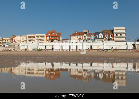 La France, Pas de Calais, Cote d'Opale, la plage de Merlimont, et de bâtiments sur le front de mer Banque D'Images