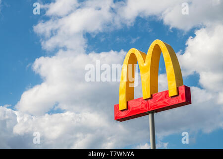 McDonalds signer isolés contre nuageux ciel bleu Banque D'Images