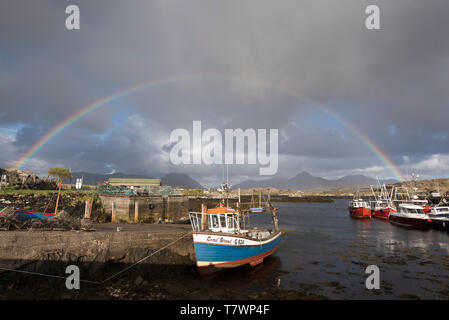 L'Irlande, dans le comté de Galway, Ballynakill, Connemara, des bateaux en bois et les bateaux de pêche dans le port, les montagnes Twelve Bens et Tully montagnes en arrière-plan Banque D'Images