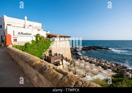 Italie, Pouilles, Salento, Gallipoli, centre historique, il Bastione restaurant au pied des remparts Banque D'Images