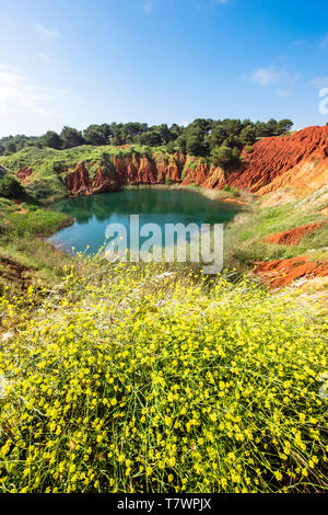 Italie, Pouilles, Salento, environs de Otranto, ancienne carrière de bauxite avec un lac vert émeraude Banque D'Images