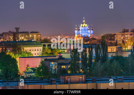 Le soir, vue de la cathédrale Pokrovsky de la ville de Rivne, Ukraine est une merveilleuse perle de l'architecture des temples, qui est devenu un véritable embodim Banque D'Images