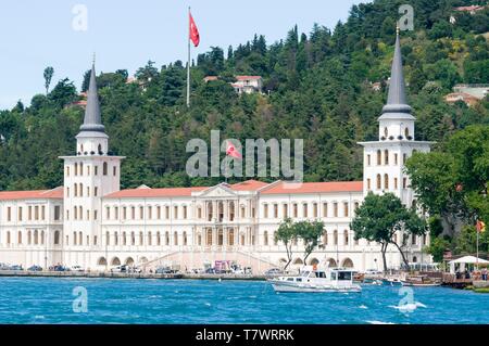 La Turquie, Istanbul, croisière sur le Bosphore, le Vieux Palais, lycée militaire Kuleli Banque D'Images