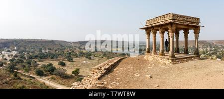 L'Inde, le Madhya Pradesh, Chanderi, vue sur les lacs de Baradari temple Banque D'Images