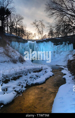 Chutes de Minnehaha gelés au printemps Banque D'Images