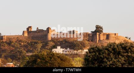 L'Inde, le Madhya Pradesh, Chanderi, fort au coucher du soleil Banque D'Images