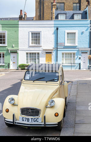 Citroën 2 CV voiture en face de ses maisons colorées à Tonbridge street , Chelsea, Londres, Angleterre Banque D'Images