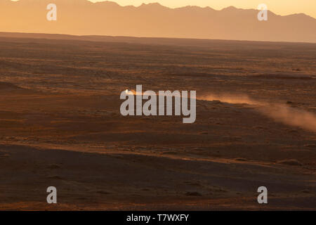 Véhicule hors route a accéléré par le désert.Dans l'ouest de la Mongolie intérieure, la Chine. Banque D'Images