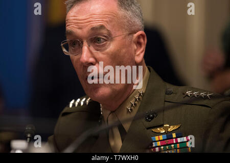 Le chef d'état-major interarmées, le général du Corps des Marines Joseph F. Dunford Jr., témoigne devant le Sous-comité sénatorial de la défense des crédits sur l'année financière 2020 le budget de la défense demande, Washington, D.C., le 8 mai 2019. (DoD photo par Lisa Ferdinando) Banque D'Images