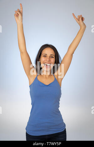 Portrait de jeune femme séduisante des succès à célébrer la victoire ou feeling lucky et joyeuse danse et faisant des gestes avec les bras isolé célébration Banque D'Images