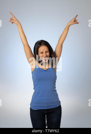 Portrait de jeune femme séduisante des succès à célébrer la victoire ou feeling lucky et joyeuse danse et faisant des gestes avec les bras isolé célébration Banque D'Images