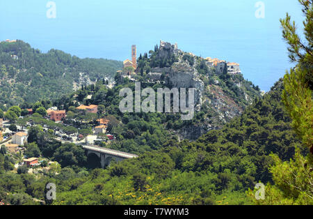 Le village perché d'Eze sur la Côte d'Azur. Banque D'Images