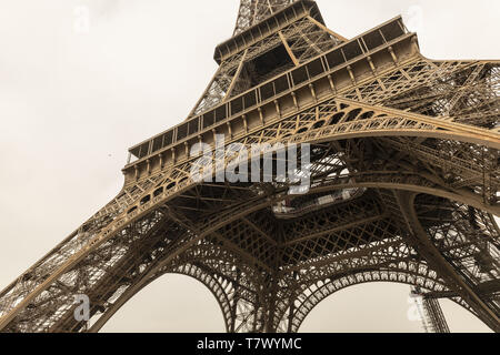 2019-04 : France : Paris, construit de 1887 à 1889, la Tour Eiffel est une tour en treillis en fer forgé sur le Champ de Mars. Banque D'Images