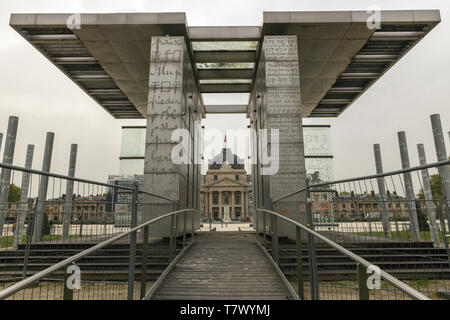 France, Paris, le mur pour la paix, situé sur le Champ-de-Mars pour les commémorations de l'année 2000, la structure se compose de 12 panneaux de verre. Banque D'Images