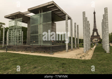 France, Paris, le mur pour la paix, situé sur le Champ-de-Mars pour les commémorations de l'année 2000, la structure se compose de 12 panneaux de verre. Banque D'Images