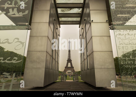 France, Paris, le mur pour la paix, situé sur le Champ-de-Mars pour les commémorations de l'année 2000, la structure se compose de 12 panneaux de verre. Banque D'Images