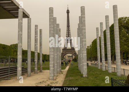 France, Paris, le mur pour la paix, situé sur le Champ-de-Mars pour les commémorations de l'année 2000, la structure se compose de 12 panneaux de verre. Banque D'Images