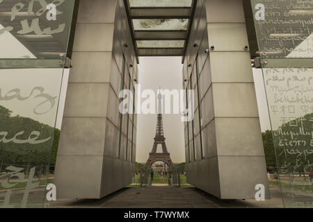 France, Paris, le mur pour la paix, situé sur le Champ-de-Mars pour les commémorations de l'année 2000, la structure se compose de 12 panneaux de verre. Banque D'Images