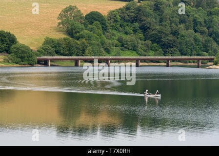 Les pêcheurs sur le lac avec Bessom Wimbleball Bridge en arrière-plan. Une partie de l'Exmoor National Park dans le Somerset, England, UK Banque D'Images