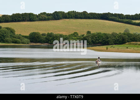 Les pêcheurs sur le lac de Wimbleball partie du Parc National d'Exmoor à Somerset, England, UK Banque D'Images