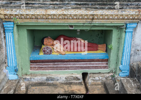 Bouddha couché à côté de la sculpture de l'Empreinte du Bouddha au monastère Isurumuniya, Anuradhapura, Sri Lanka Banque D'Images