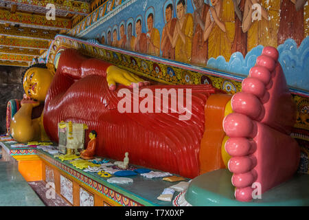 Statue de Bouddha couché dans la roche temple du monastère Isurumuniya, Anuradhapura, Sri Lanka Banque D'Images